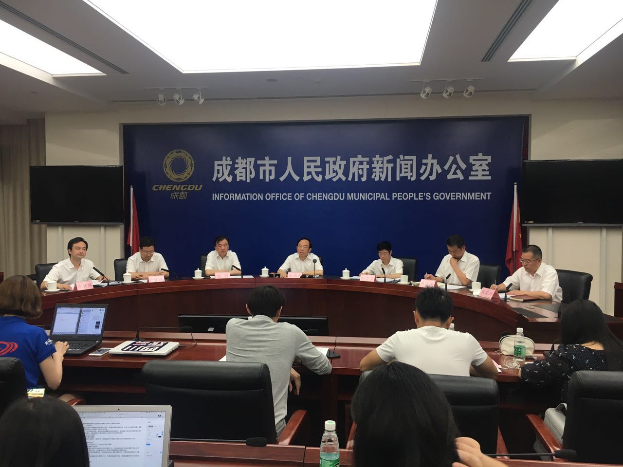 加强信用体系建设，完善守信激励和失信惩戒机制，企业信用与市场准入、政策优惠挂钩。
